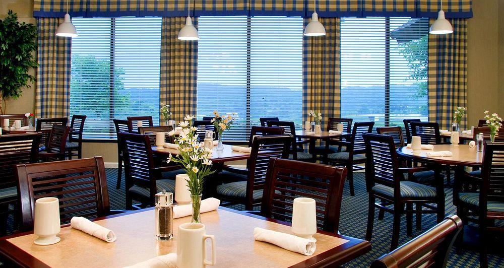 Ramada By Wyndham Greensburg Hotel & Conference Center Ресторан фото